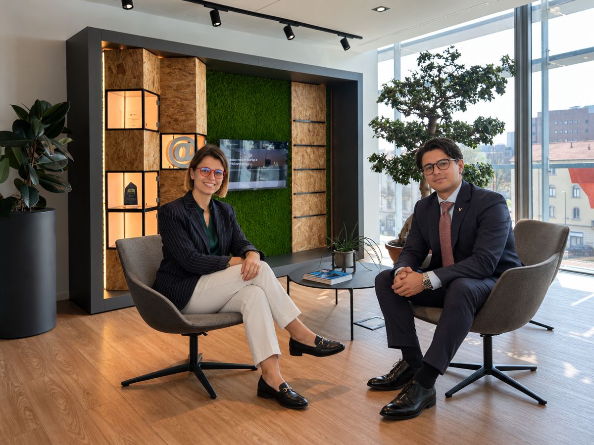 Due giovani di Verum Partners nella sede di Milano